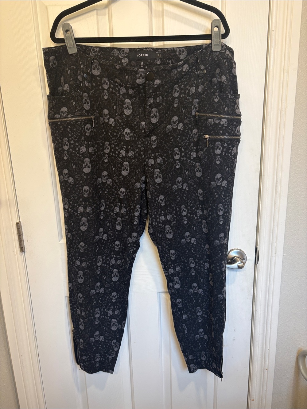 torrid Black and Gray Skull Skinny Ankle Pants
